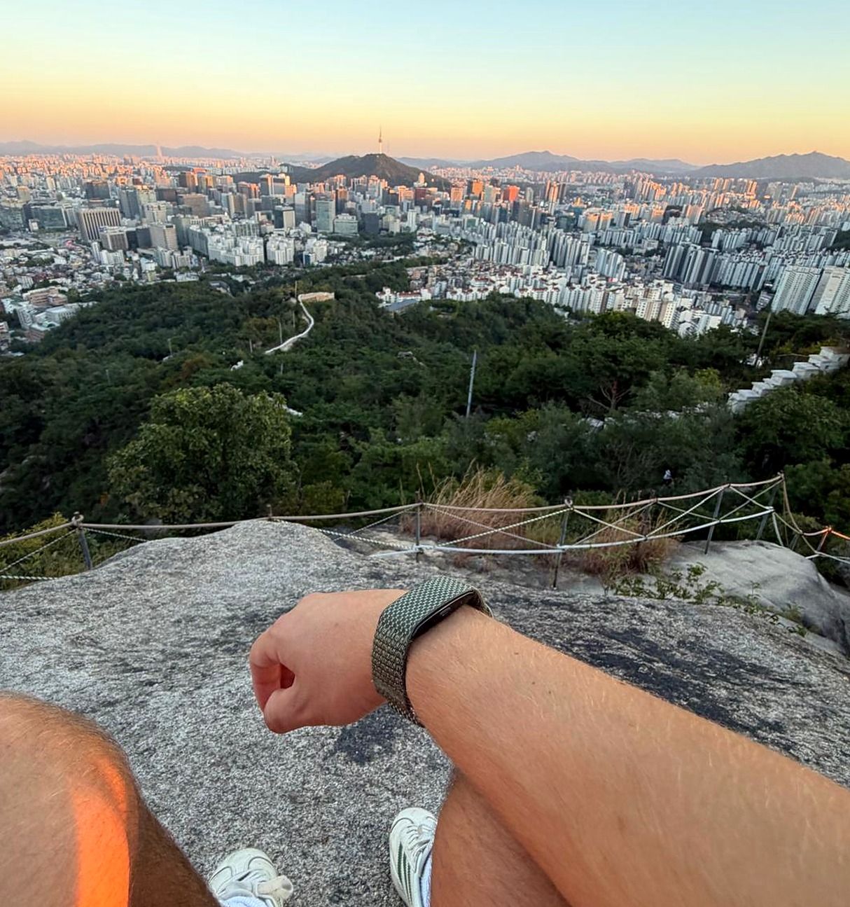 De Pulseband om een pols, tijdens een wandeling met uitzicht over de stad